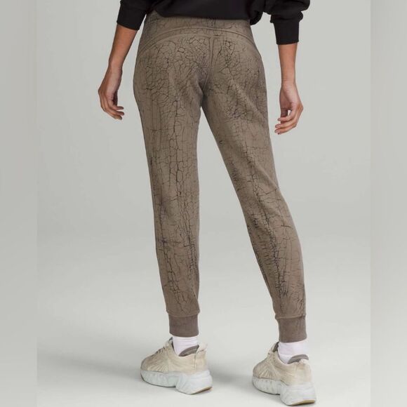 Lululemon Warm Down Jogger *7/8 Length
Thread Dye Rover Black Size 4 - Picture 4 of 12